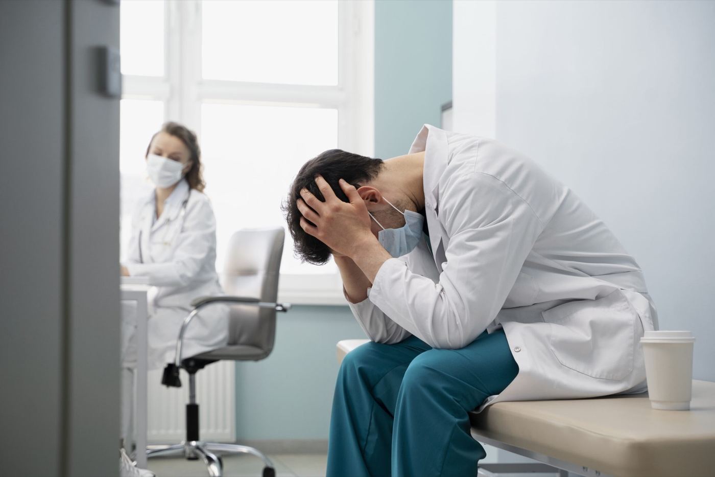 Médico sobrecarregado pela rotina de atendimento avulso